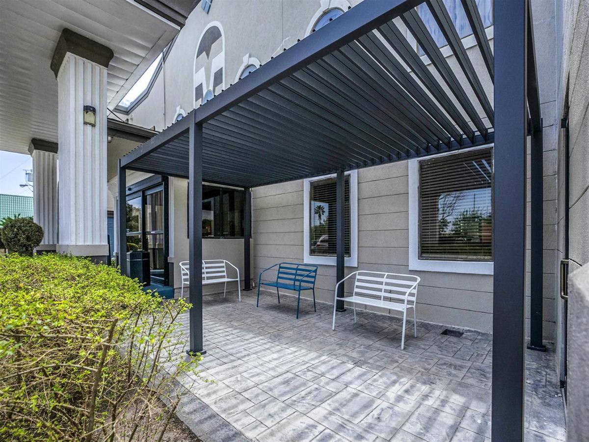 Days Inn & Suites By Wyndham Webster Nasa-Clearlake-Houston Exterior photo