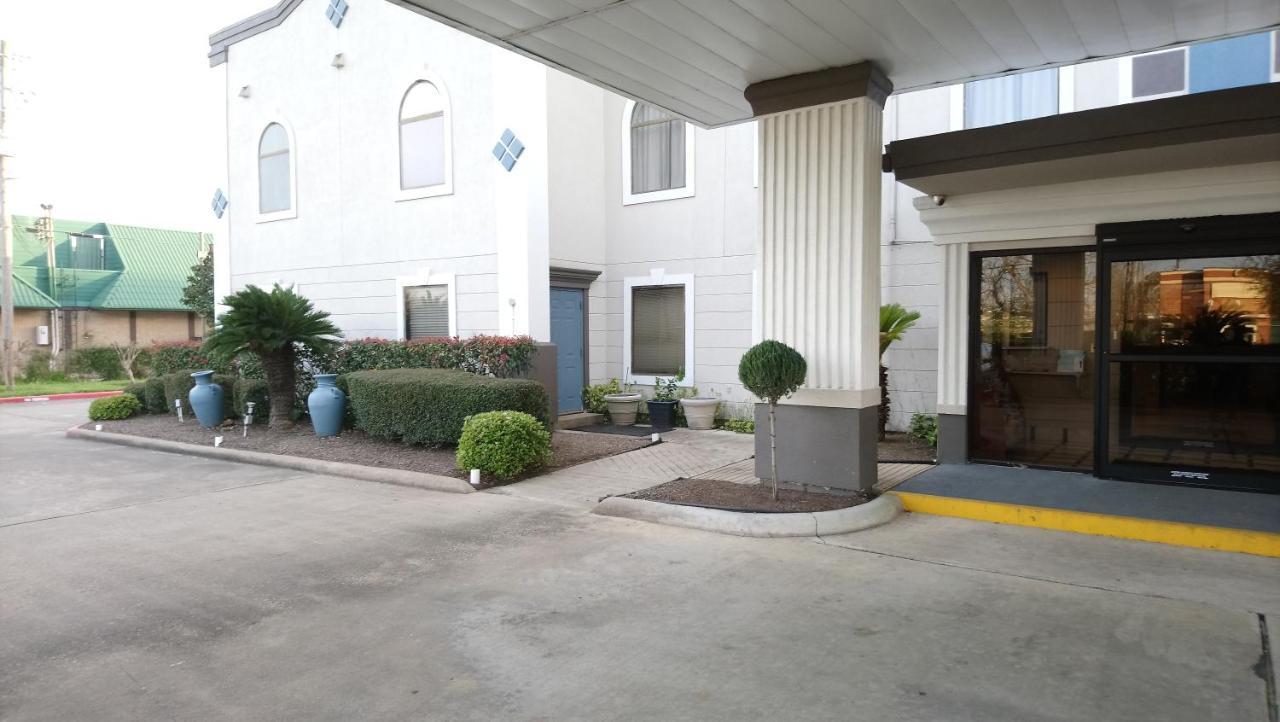 Days Inn & Suites By Wyndham Webster Nasa-Clearlake-Houston Exterior photo